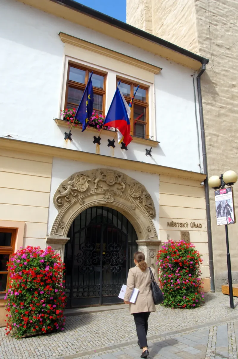 Návštěvnice přicházející s dokumenty k Městskému úřadu ve Znojmě